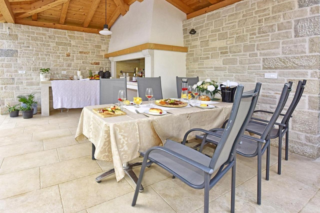 Maja For Max 5 Persons With Pool Gulici, Pet Friendly Apartment Porec